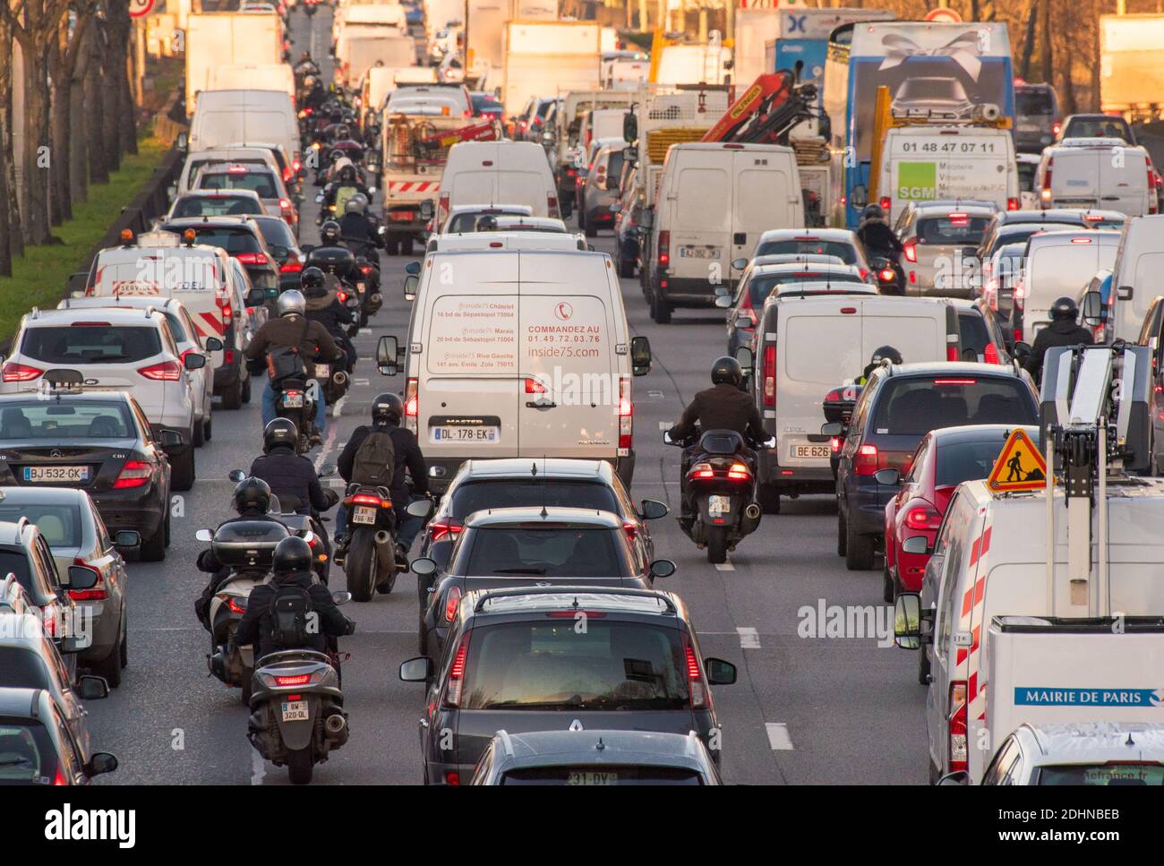 La Francia autorizzerà lo sdoppiamento della corsia di sinistra per motocicli e scooter in 4 dipartimenti francesi sulle autostrade e sulla periferia di Parigi a partire dal 1° febbraio 2016. La velocità sarà limitata a 50 km/h. Parigi, Francia il 25 gennaio 2016. La France va autoriser la circulation inter-files pour les 2 roues a partir du 1er fevrier 2016 en Ile de France, Rhone, Bouches du Rhone et Gironde. La vitesse sera limitée a 50 km/h. Foto di Christophe Geyres/ABACAPRESS.COM Foto Stock