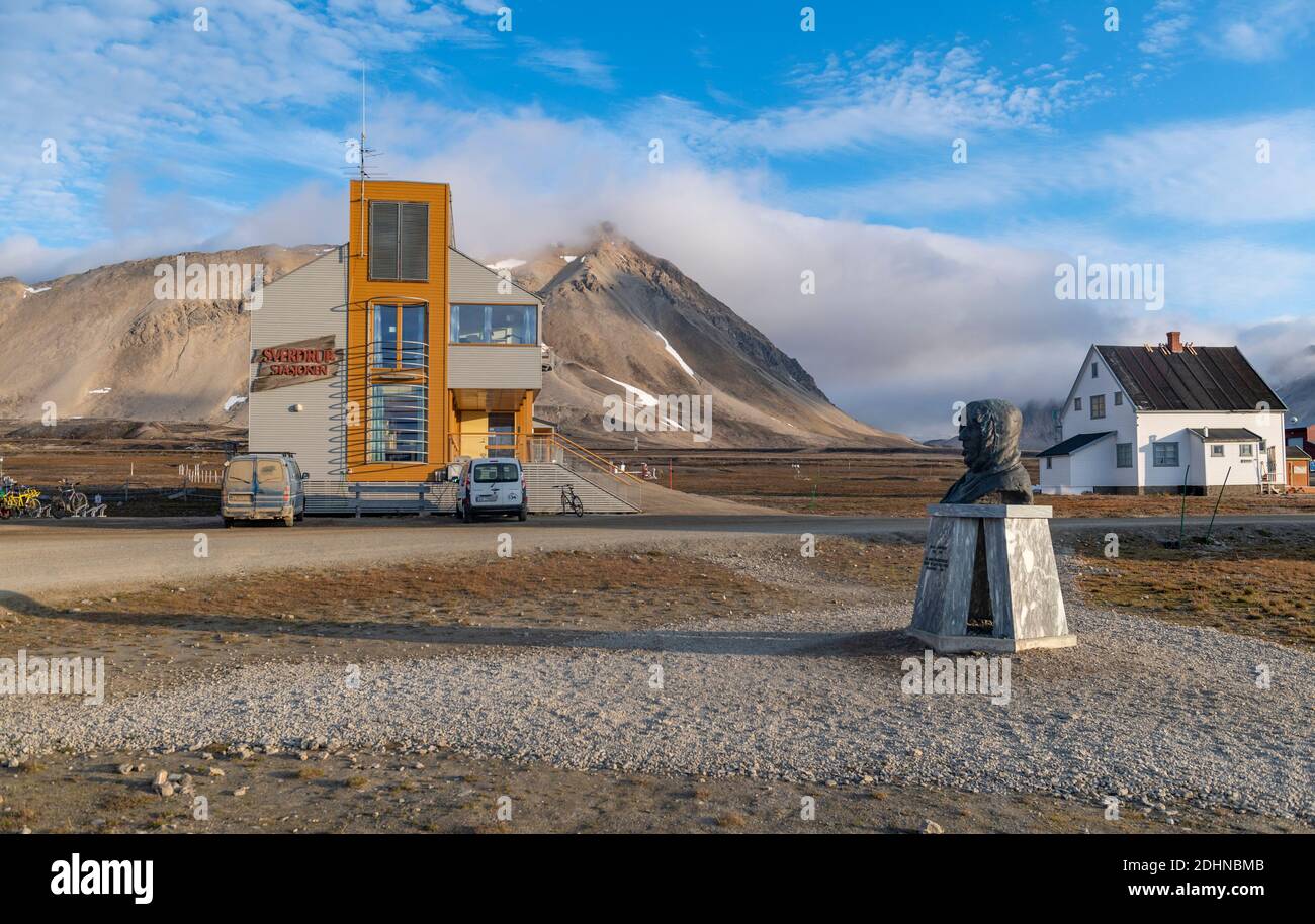 New-Aalesund, l'insediamento permanente più settentrionale del mondo e città di ricerca a Spitsbergen occidentale, Svalbard, Norvegia. In primo piano la s Foto Stock