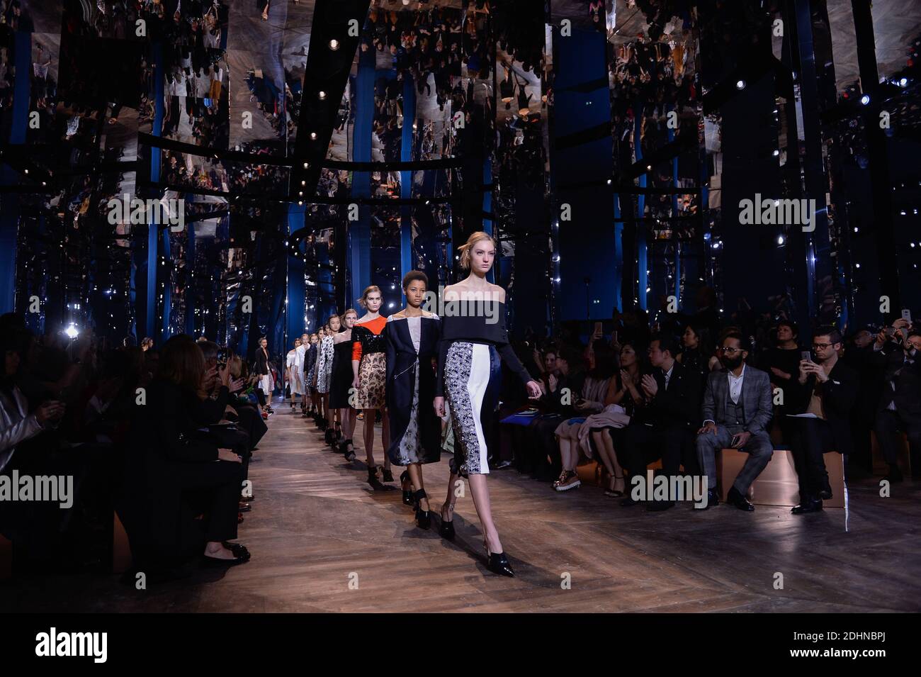 Un modello cammina sulla pista il Christian Dior show durante Parigi Haute-Couture Fashion Week Primavera-Estate 2016 il 25 gennaio 2016 a Parigi. Foto di ABACAPRESS.COM Foto Stock