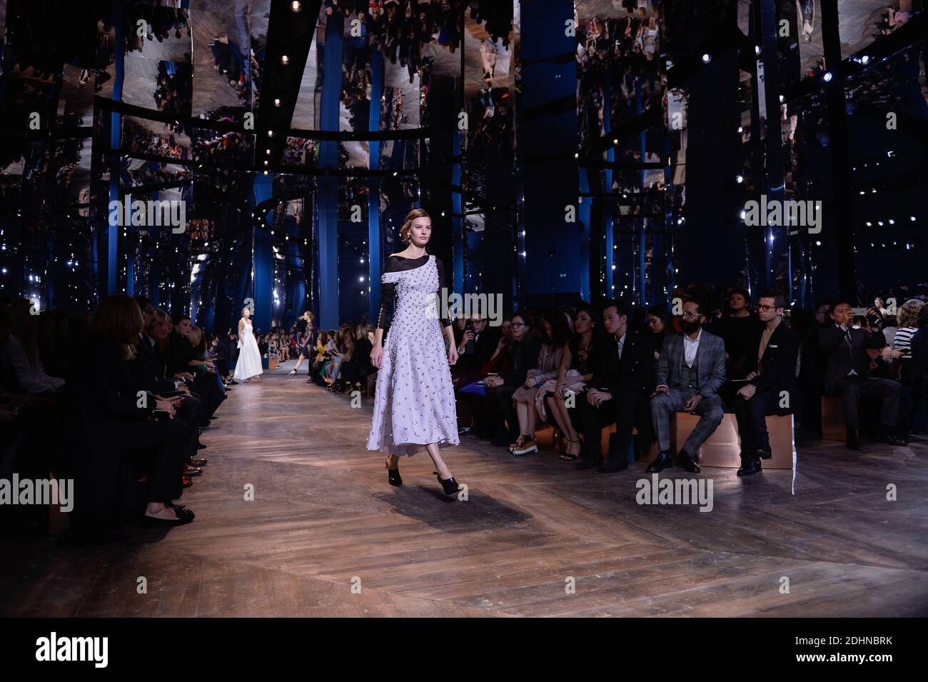 Un modello cammina sulla pista il Christian Dior show durante Parigi Haute-Couture Fashion Week Primavera-Estate 2016 il 25 gennaio 2016 a Parigi. Foto di ABACAPRESS.COM Foto Stock