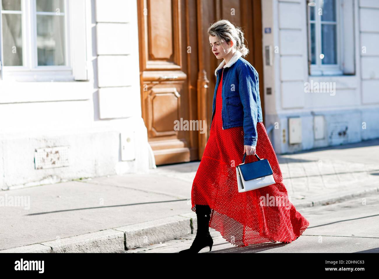Street Style, Mathilde Margail arriva a Dior Primavera-Estate 2016 Haute  Couture show tenuto al Musee Rodin, a Parigi, Francia, il 25 gennaio 2016.  Indossa abiti Gauchere, borsa Ted Baker, giacca Zara e