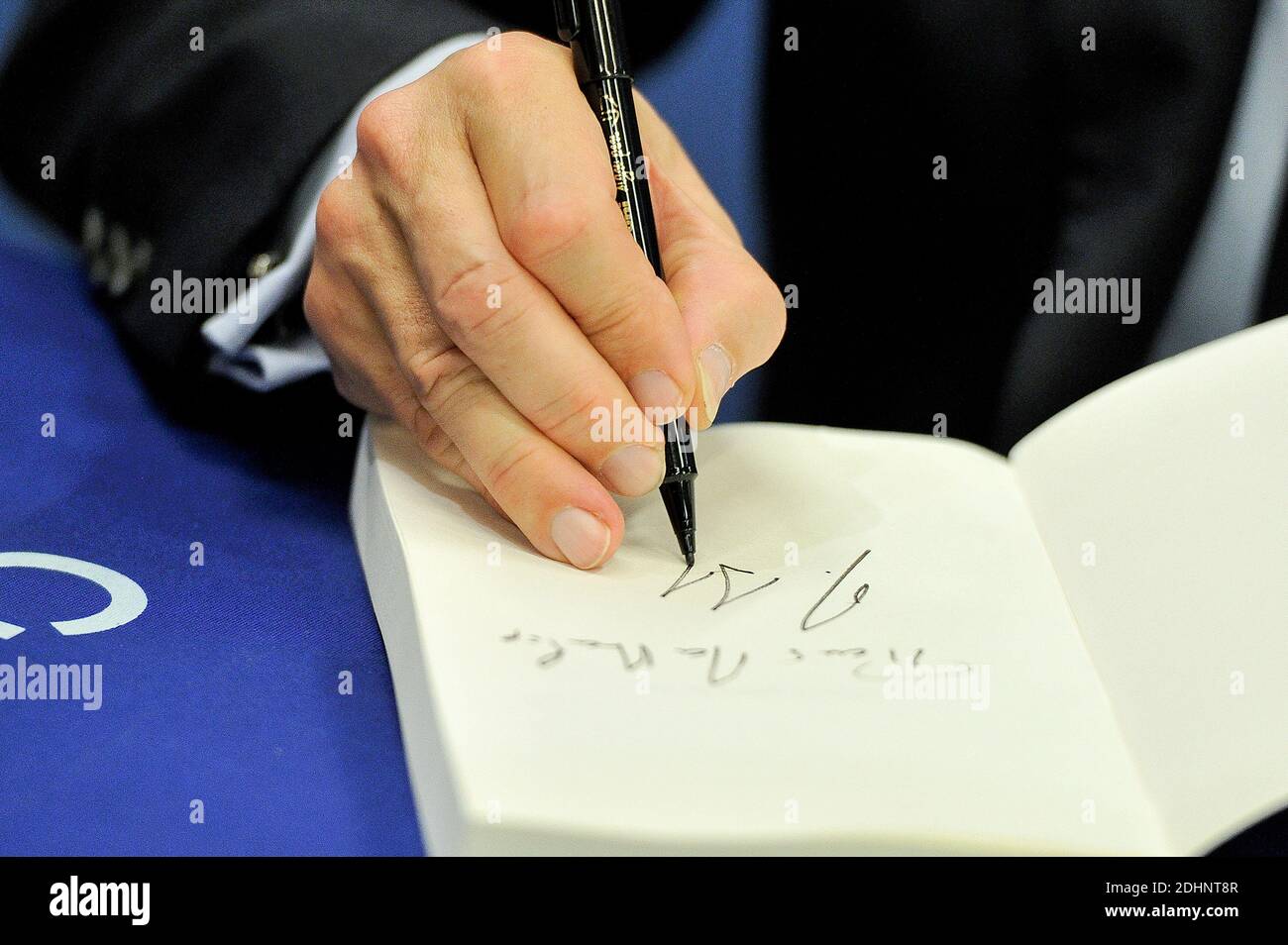 L'ex presidente francese e capo del principale partito di opposizione dei Repubblicani Nicolas Sarkozy firma copie del suo ultimo libro "la France pour la vie" (Francia per la vita) presso la libreria Cultura di Creil-Saint-Maximin, vicino a Parigi, Francia, il 1° febbraio 2016. Foto di Edouard Bernaux/ABACAPRESS.COM Foto Stock