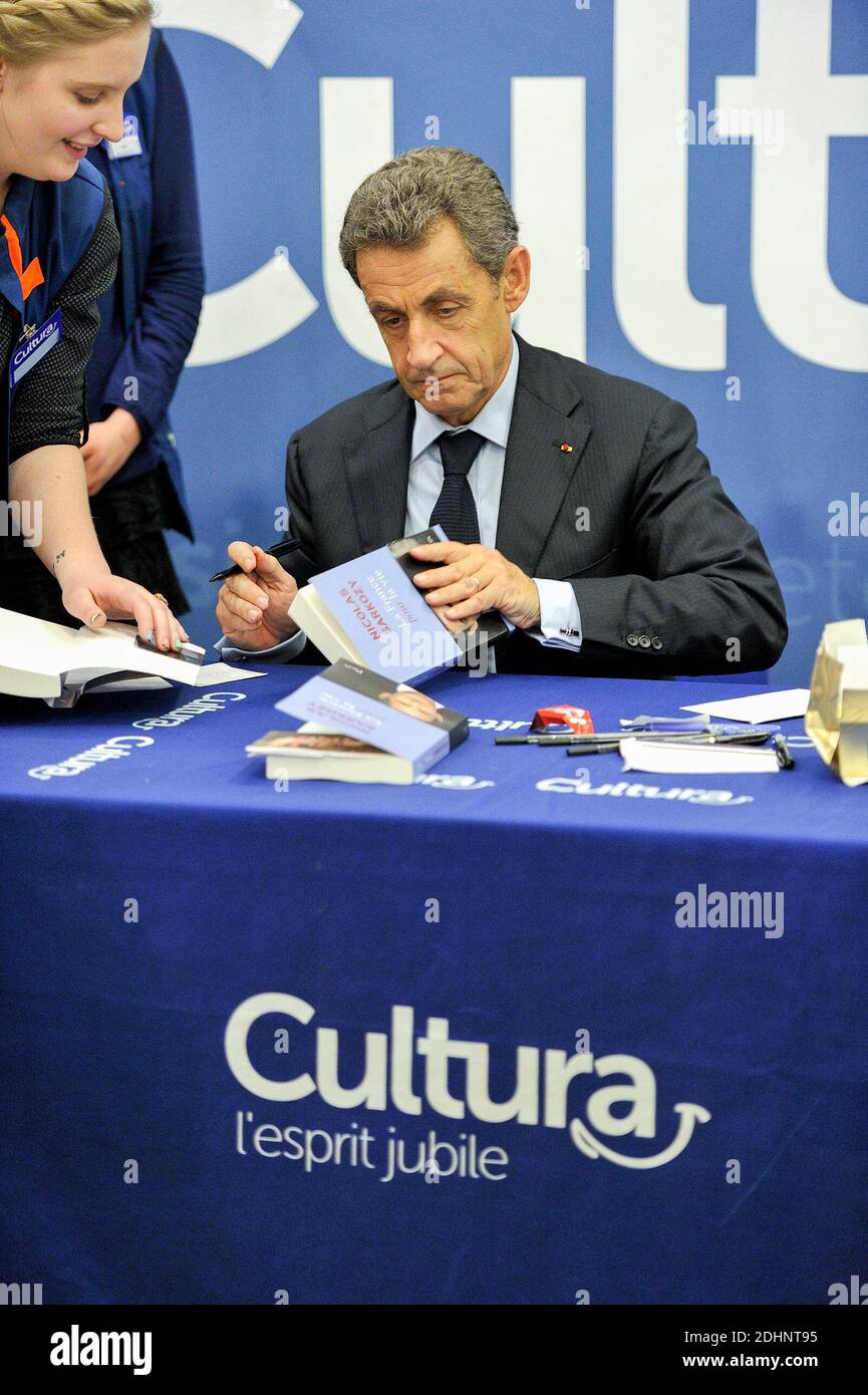 L'ex presidente francese e capo del principale partito di opposizione dei Repubblicani Nicolas Sarkozy firma copie del suo ultimo libro "la France pour la vie" (Francia per la vita) presso la libreria Cultura di Creil-Saint-Maximin, vicino a Parigi, Francia, il 1° febbraio 2016. Foto di Edouard Bernaux/ABACAPRESS.COM Foto Stock