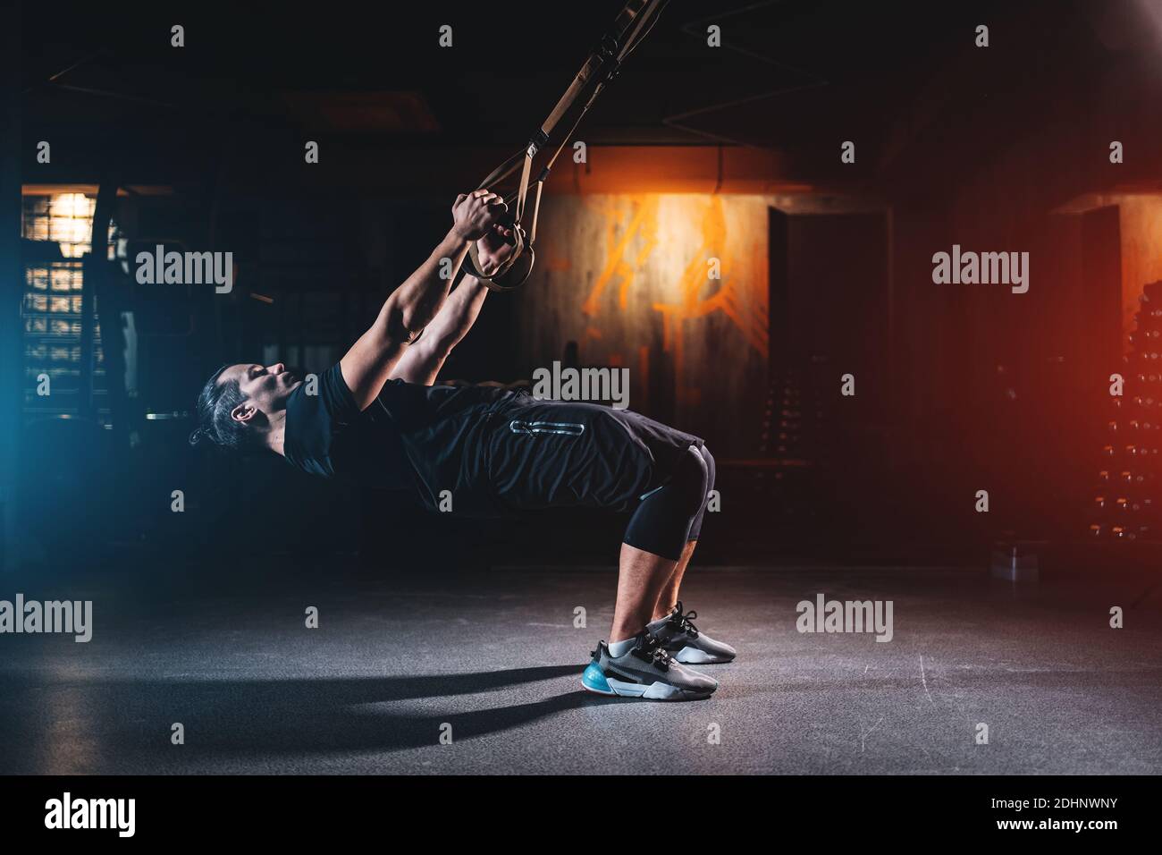 il giovane ha un allenamento crossfit con trx in una moderna palestra Foto Stock