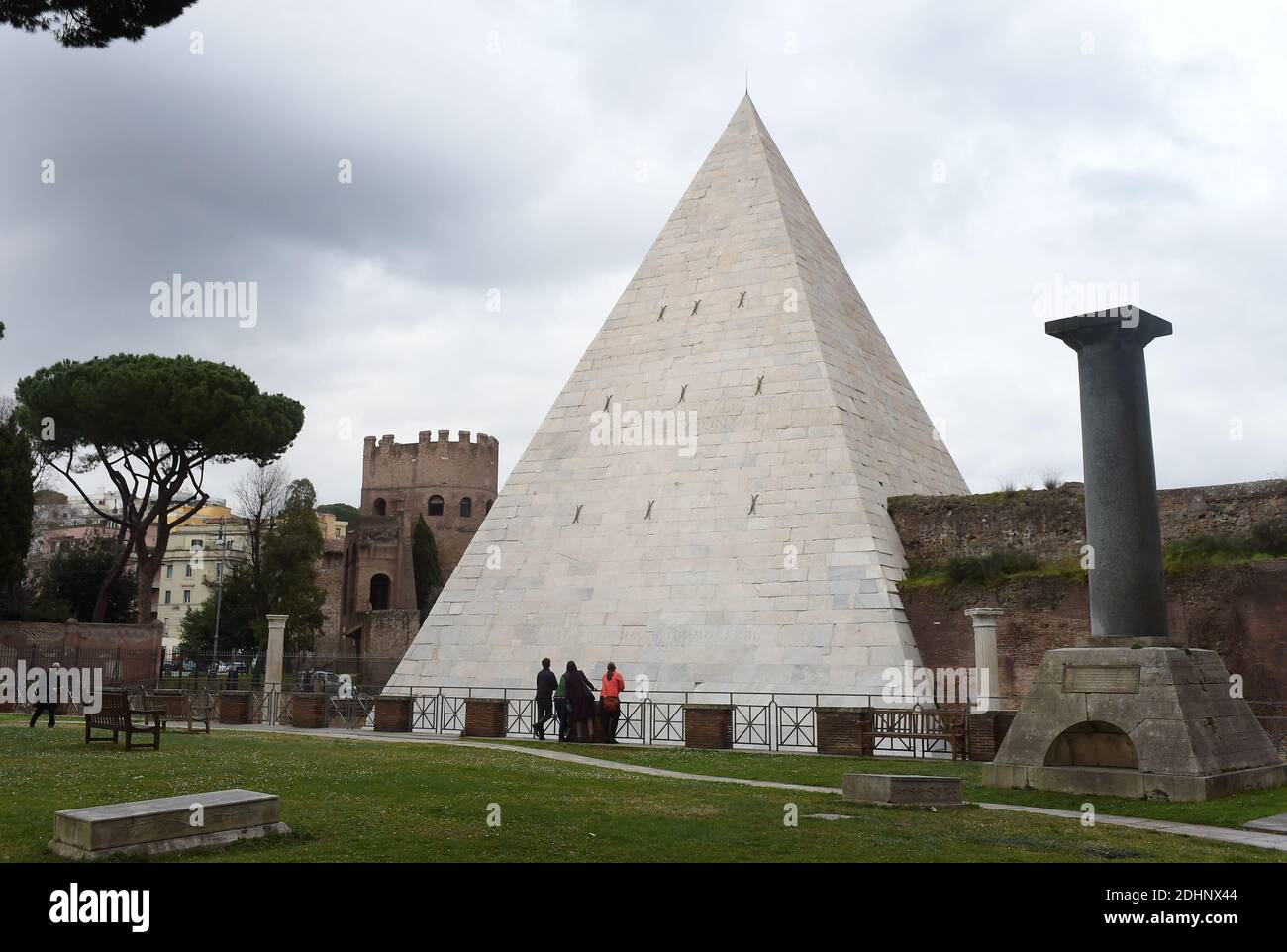 Una veduta della Piramide restaurata di Cestio a Roma il 3 febbraio 2016.  L'unica piramide sopravvissuta della città eterna, risalente alla conquista  dell'Egitto, sembra attrarre più visitatori dopo un'estesa pulizia  finanziata dal
