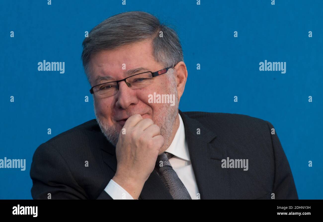 Il ministro francese dei Trasporti Alain Vidalies partecipa all'inaugurazione della nuova stazione ferroviaria Rosa Parks a Parigi, Francia, il 6 febbraio 2016. Foto di Francois Pauletto/ABACAPRESS.COM Foto Stock