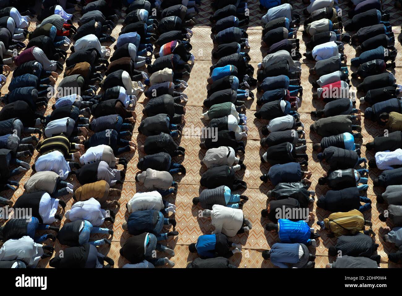 Duemila musulmani pregano intorno alla moschea AS-Salam nel quartiere Mirail a Tolosa, Francia meridionale, il 5 febbraio 2016. Foto di Pascal Rondeau/ABACAPRESS.COM Foto Stock