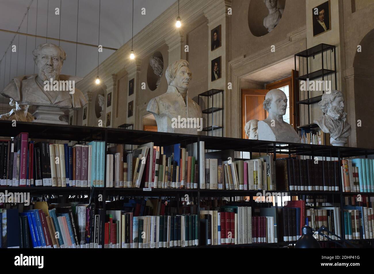 Una veduta della biblioteca di Villa Medici dove si trova l'Accademia  Francese a Roma, Italia che celebra quest'anno il suo 350° anniversario,  l'11 febbraio 2016. Fondata da Luigi XIV nel 1666, da