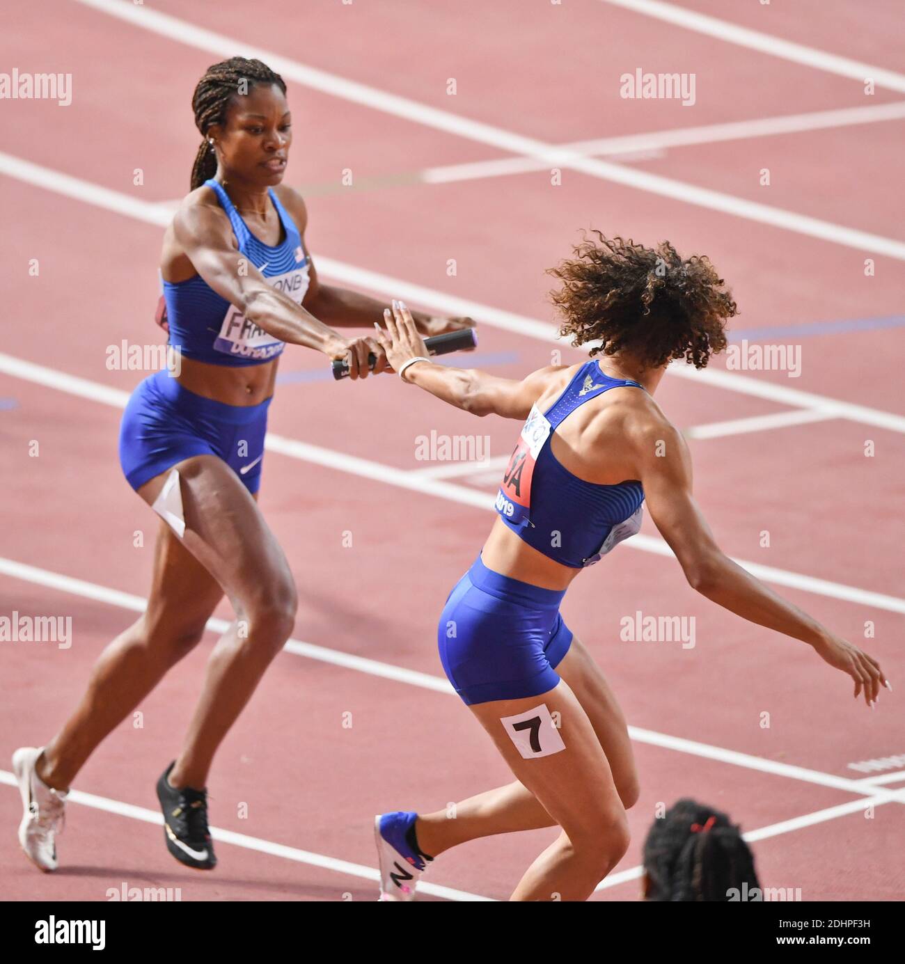 Sydney McLaughlin, Phyllis Francis (Stati Uniti). 4x400 metri relè medaglia d'oro. IAAF World Athletics Championships, Doha 2019 Foto Stock