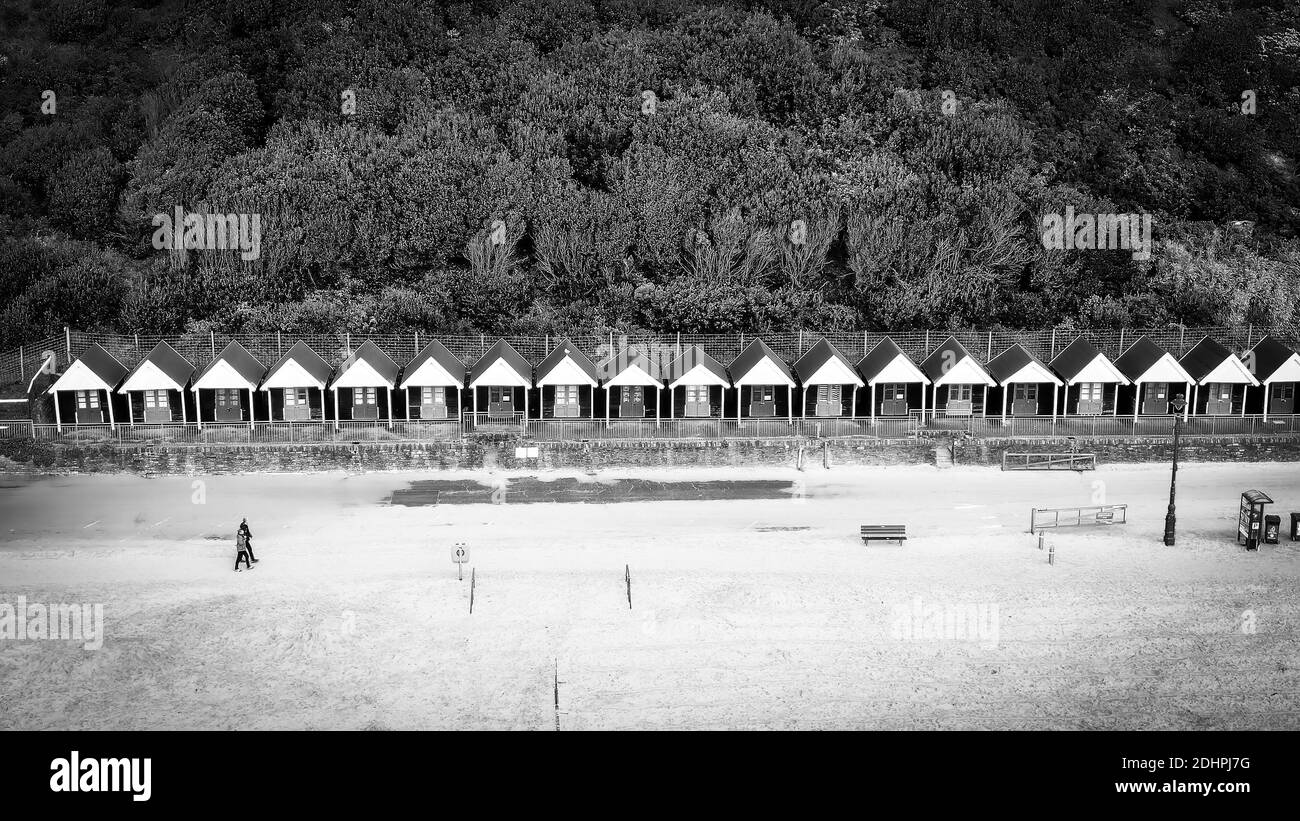 Case sulla spiaggia colorate in Inghilterra - vista tipica in nero e bianco Foto Stock