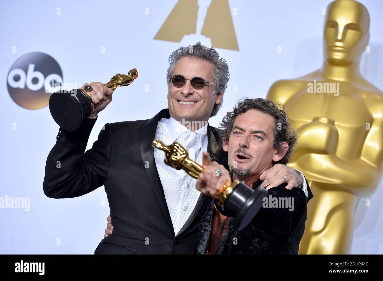 Mark A. Mangini e David White, vincitori del premio Best Sound editing per "Mad Max: Fury Road", si presentano nella sala stampa durante l'ottantottantottesimo annuale Academy Awards al Loews Hollywood Hotel di Los Angeles, CA, USA, il 28 febbraio 2016. Foto di Lionel Hahn/ABACAPRESS.COM Foto Stock