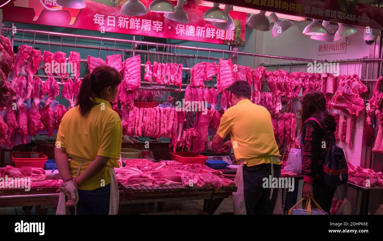 Vendita di carni rosse su Wanchai Road, Hong Kong. Foto Stock