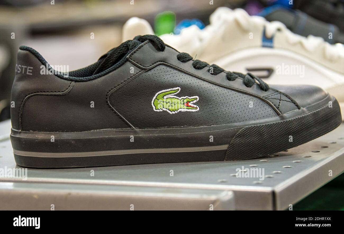 Lacoste Shoe in uno scaffale del negozio Foto Stock