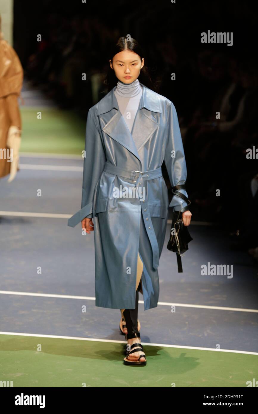 Modelli sulla pista durante la sfilata Celine nell'ambito della settimana  della Moda Autunno/Inverno 2016/2017 di Parigi il 6 marzo 2016 a Parigi,  Francia. Foto di Jerome Domine /ABACAPRESS.COM Foto stock - Alamy