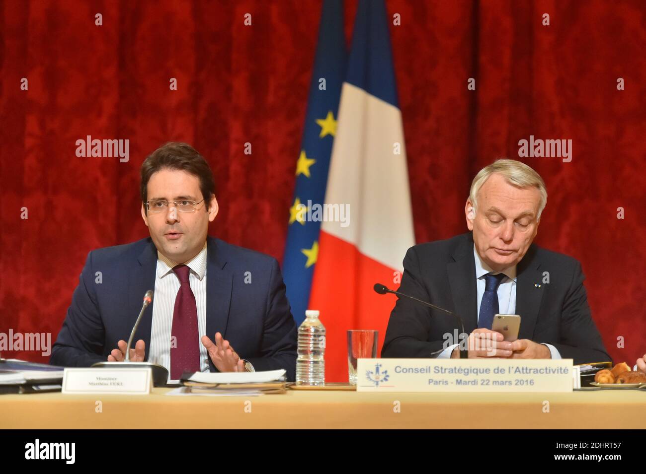 Segretario di Stato francese per il commercio estero, la promozione del turismo e dei cittadini francesi all'estero Matthias Fekl (L) e Ministro degli Affari Esteri e dello sviluppo internazionale Jean-Marc Ayrault durante il IV Consiglio di attrattiva strategica tenutosi al Palazzo Elysee a Parigi, Francia, il 22 marzo 2016. Foto di Christian Liegi/ABACAPRESS.COM Foto Stock