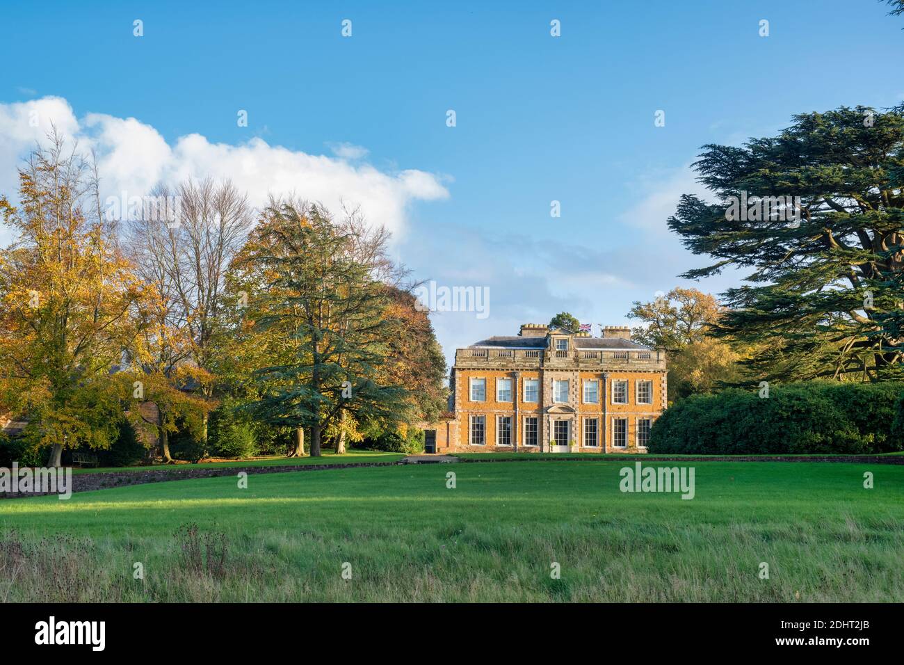 Lato ovest della sala Farnborough in autunno visto dalla strada. Warwickshire, Inghilterra Foto Stock