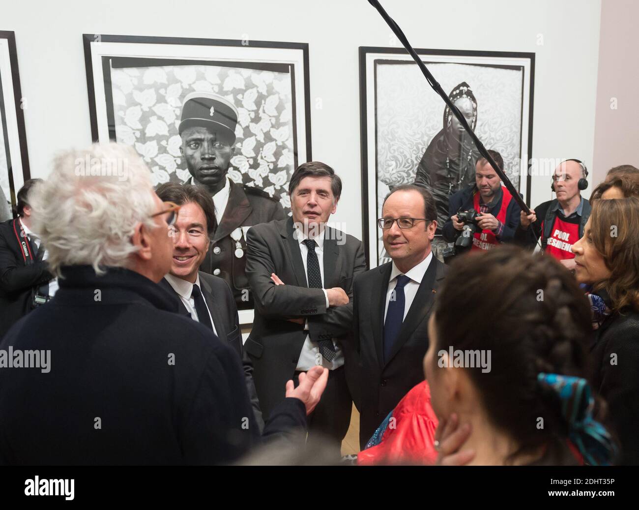 Il curatore Yves Aupettallot e il presidente francese Francois Hollande durante il vernissage della mostra del compianto fotografo maliano Seydou Keita nell'ambito dell'apertura ufficiale della Fiera d'Arte di Parigi 2016 tenutasi al Grand Palais di Parigi, Francia, il 30 marzo 2016. Foto di Jacques Witt/piscina/ABACAPRESS.COM Foto Stock