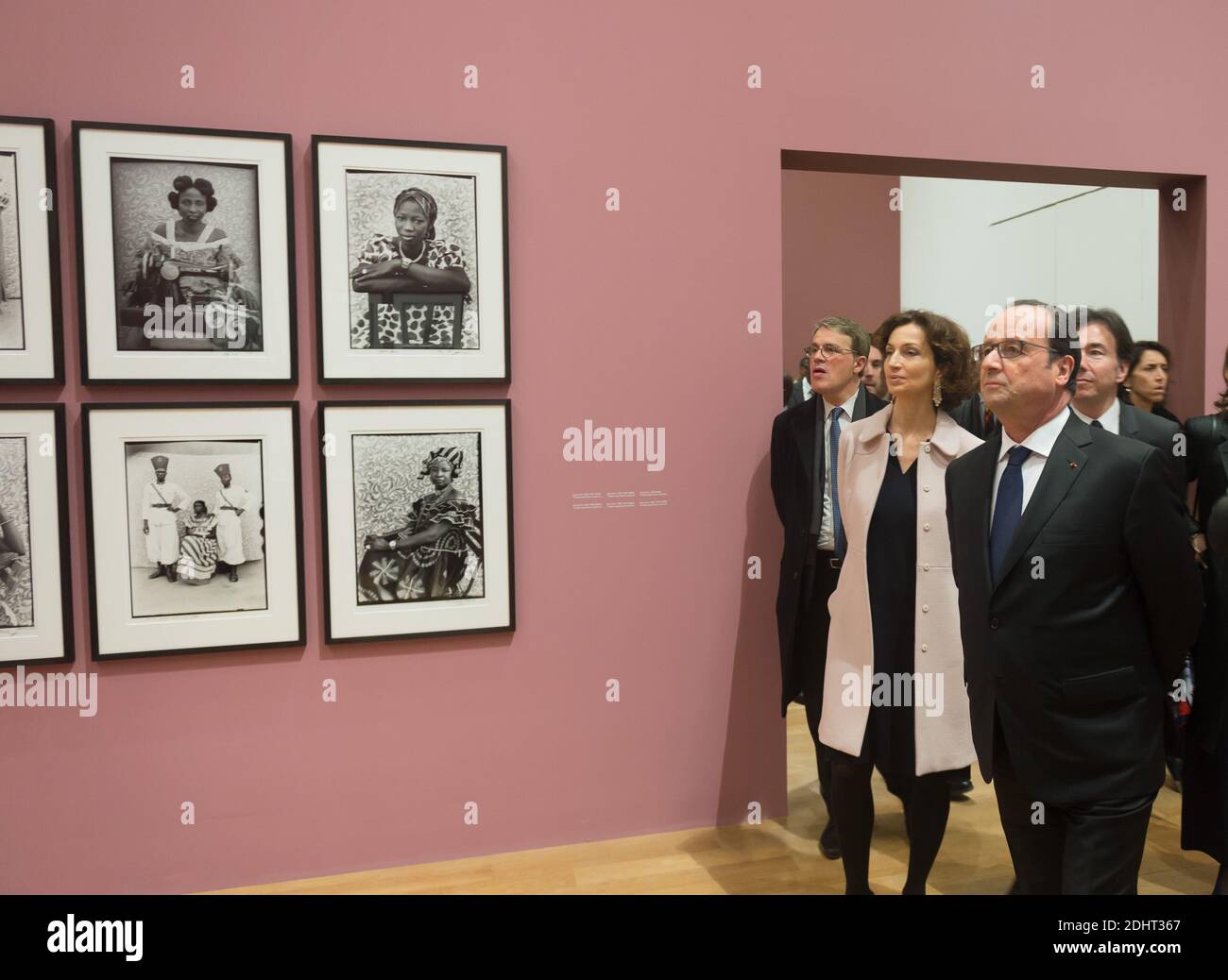 Il Presidente francese Francois Hollande e il Ministro della Cultura e della comunicazione Audrey Azoulay durante il vernissage della mostra del compianto fotografo maliano Seydou Keita nell'ambito dell'apertura ufficiale della Fiera d'Arte di Parigi 2016 tenutasi al Grand Palais di Parigi, Francia, il 30 marzo 2016. Foto di Jacques Witt/piscina/ABACAPRESS.COM Foto Stock