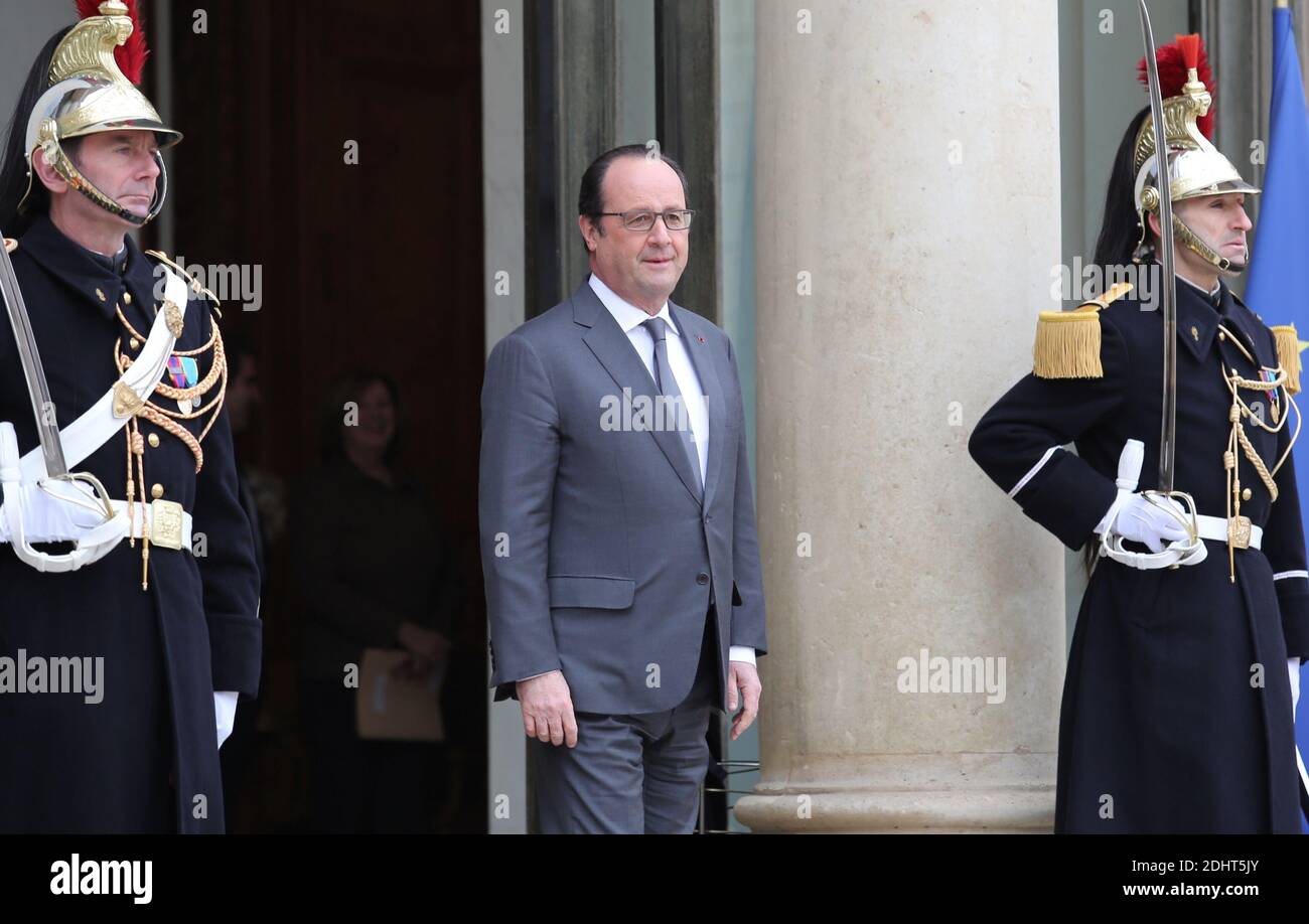 FRANÇOIS HOLLANDE - ENTERTIEN AVEC GERARD LARCHER, PRESIDENT DU SENAT, NICOLAS SARKOZY, PRESIDENT DU PARTI LES REPUBLICAINS, CHRISTIAN JACOB, PRESIDENT DU GROUPE LES REPUBLICAINS A L'ASSEMBLEE NATIONALE, ET CATHERINE DEROCHE, VICE-PRESIDENTE DU GROUPE LES REPUBLICAINS, PARIS 22/01, AU SENA/2016, PARIS ELYS/ . Foto di Nasser Berzane/ABACAPRESS.COM Foto Stock