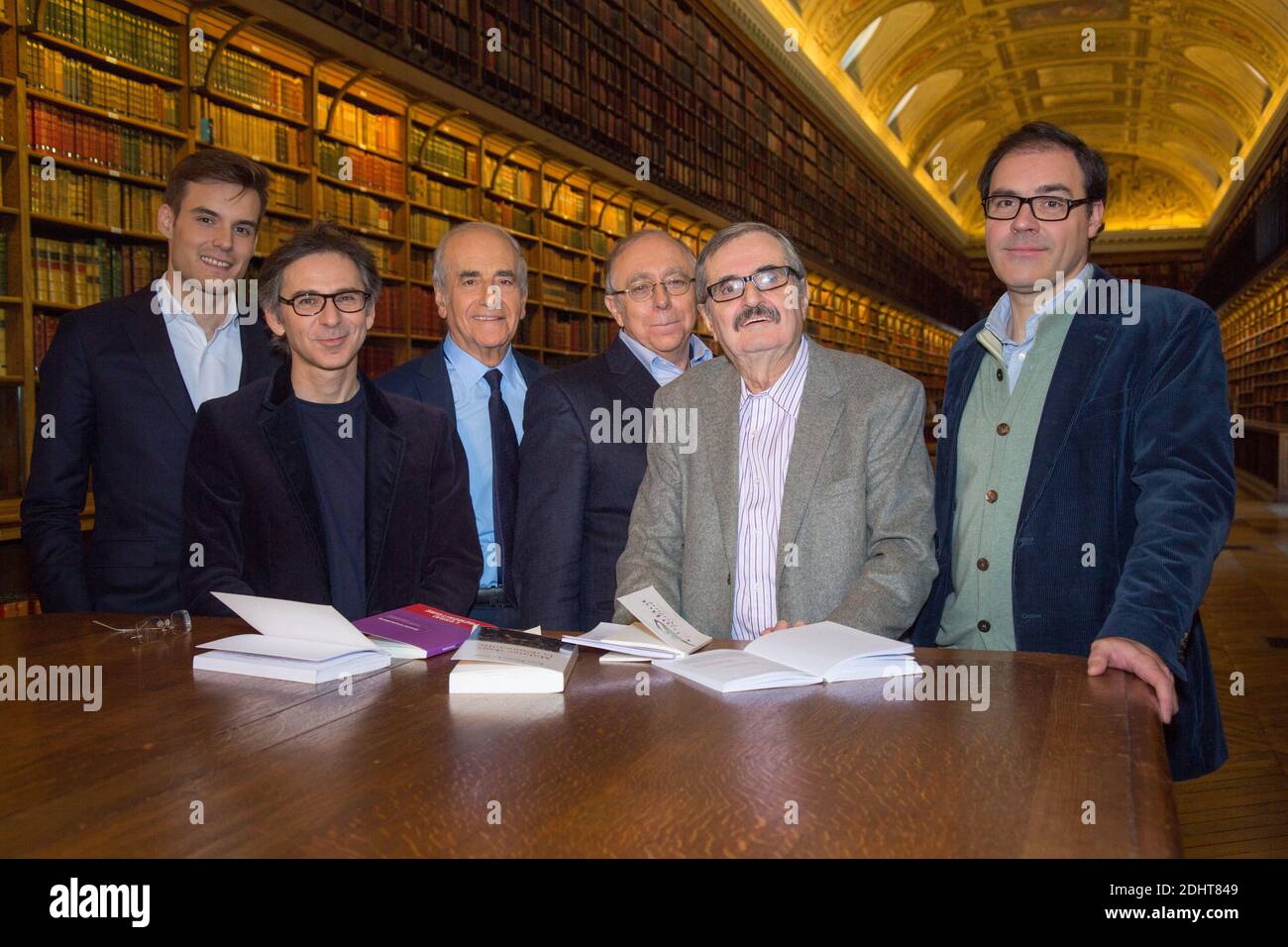 ROBIN RIVATON, GILLES FINCHELSTEIN, JEAN-PIERRE ELKABBACH, JEAN-PIERRE LE GOFF, DANIEL LINDENBERG, PASCAL CHABOT - ENREGISTREMENT DE L'EMISSION 'BIBLIOTHEQUE MEDICIS' DIFFUSEE SUR PUBLIC SENAT - 16/02/2016 FOTO DI NASSER BERZANE/ABACAPRESS.COM Foto Stock