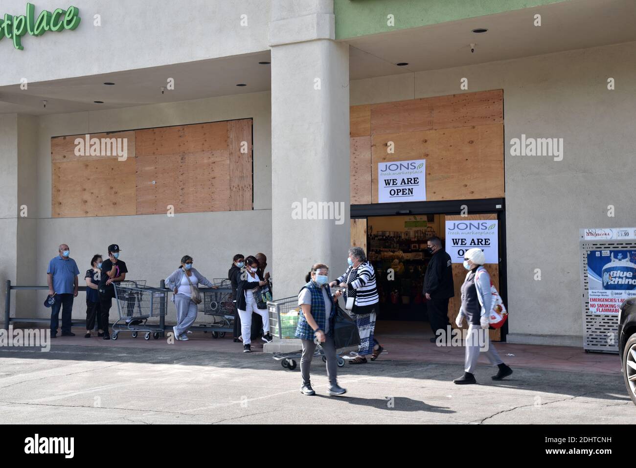 Los Angeles, CA USA - 2 novembre 2020: I clienti in maschera aspettano di entrare in un negozio di alimentari di Jon si sono imbarcati in attesa di rivolte post-elettorali Foto Stock