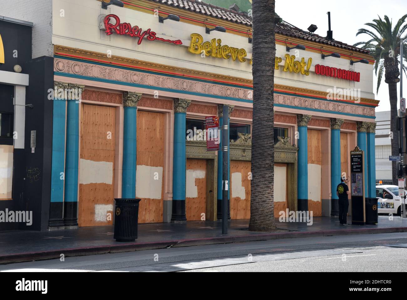 Hollywood, CA USA - 2 novembre 2020: Ripley’s Believe IT or Not Oddiorium si è imbarcato in attesa dei disordini post-elettorali Foto Stock