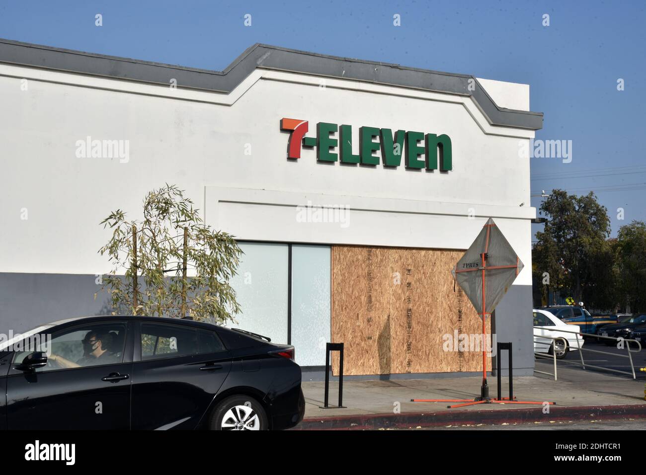Los Angeles, CA USA - 2 novembre 2020: Un negozio di 7 11 articoli si è annoiato in previsione delle rivolte post-elettorali Foto Stock