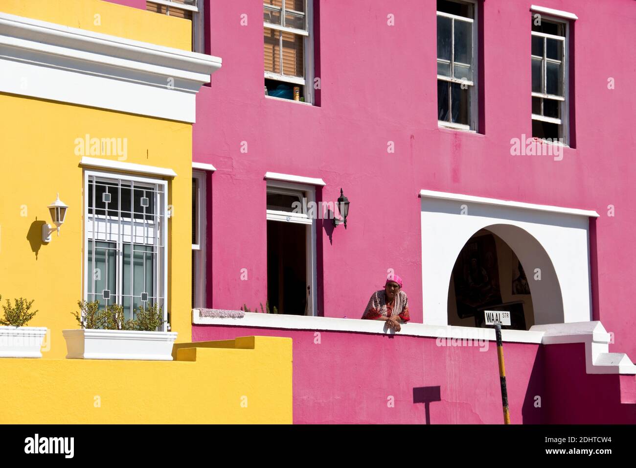 Case colorate attirare i turisti per il Bo-Kaap quartiere di Cape Town, Sud Africa. Foto Stock