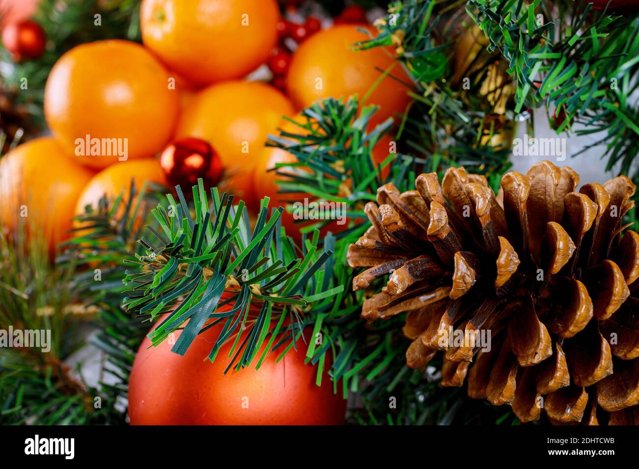 Primo piano di cono di pino con arance. Ornamento di Natale. Foto Stock