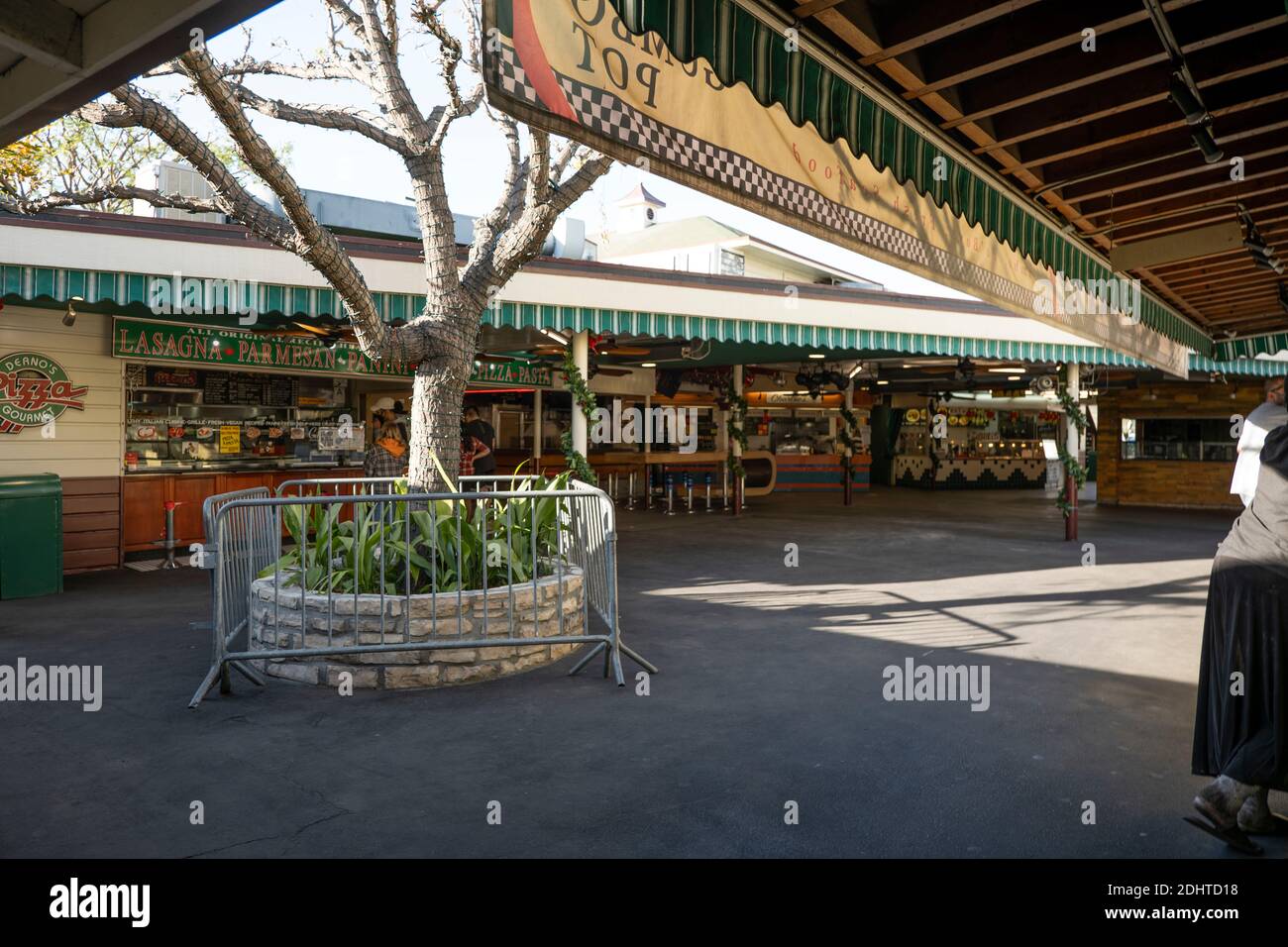 Los Angeles, CA USA - 3 dicembre 2020: Campo di cibo abbandonato al mercato agricolo originale dopo il nuovo divieto di ristorazione all'aperto rilasciato a LOS ANGELES Foto Stock