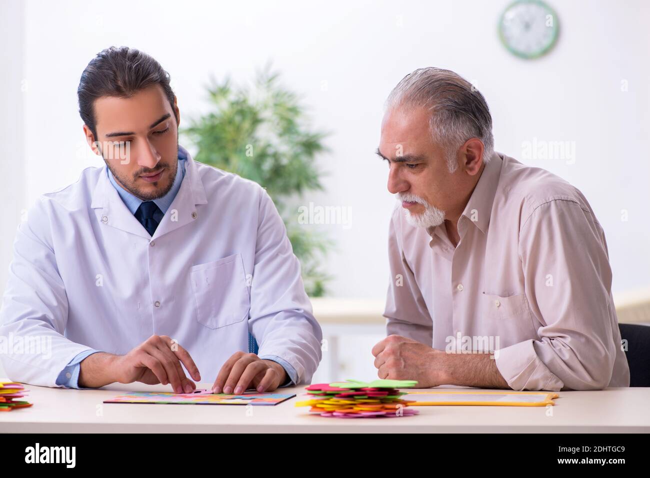Medico e paziente che soffre della malattia di Alzheimer Foto Stock