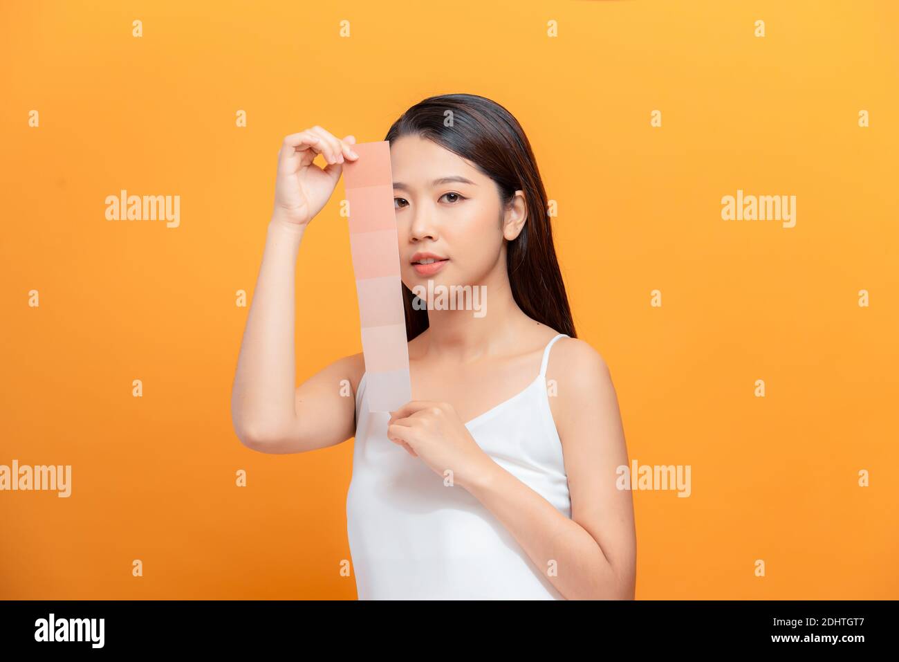 Bellezza donna asia bellezza e pelle abbronzata uv asia per sfondo giallo Foto Stock