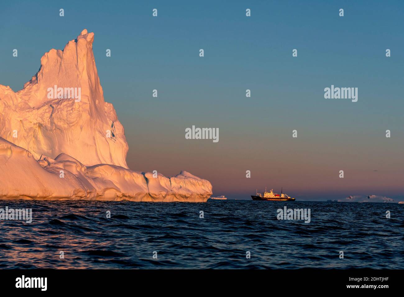 La nave di spedizione MS Polar Pioneer e un gigantesco iceberg a Hydruga Rocks, l'arcipelago di Palmer, l'Antartide. Foto Stock