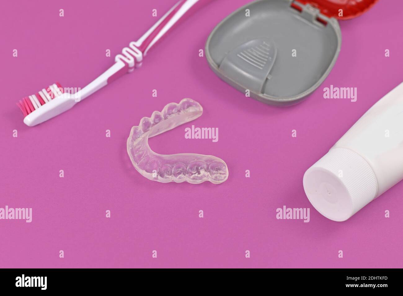 Protezioni per denti personalizzate trasparenti allineatori trasparenti per ganasce inferiori con custodia, spazzola per denti e pasta Foto Stock