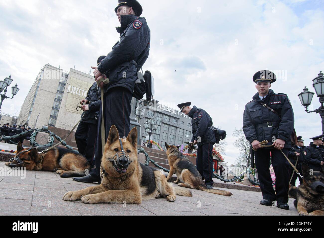 Poliziotti con cani raffigurati sulla strada cordonata. Attrezzature militari su Tverskaya Street prima di dirigersi verso la Piazza Rossa per una prova per la sfilata del giorno della Vittoria nel centro di Mosca. Foto Stock