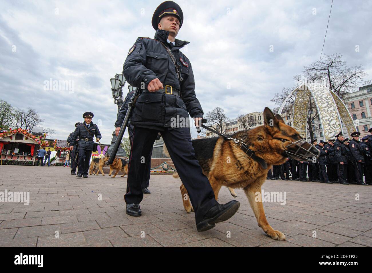 Poliziotti con cani raffigurati sulla strada cordonata. Attrezzature militari su Tverskaya Street prima di dirigersi verso la Piazza Rossa per una prova per la sfilata del giorno della Vittoria nel centro di Mosca. Foto Stock