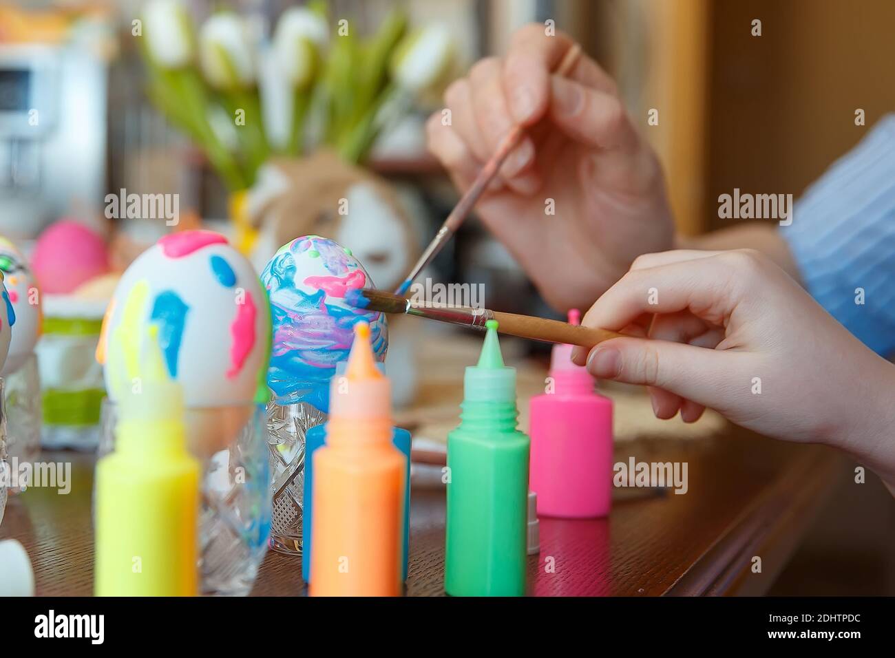 Divertenti uova dipinte con colori luminosi. Pennelli divertenti. Buona pasqua Foto Stock