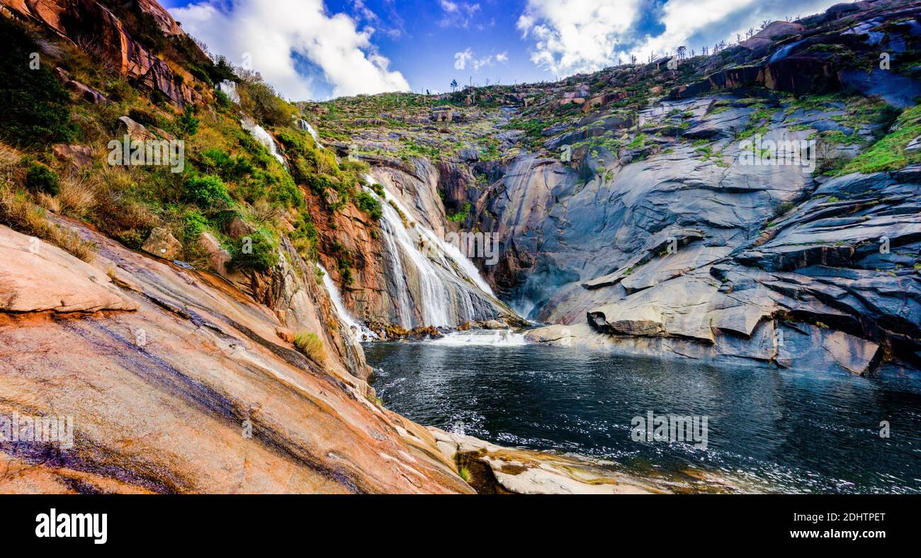 Una vista panoramica delle cascate di Ezaro nella Galizia occidentale Nel  nord della Spagna Foto stock - Alamy