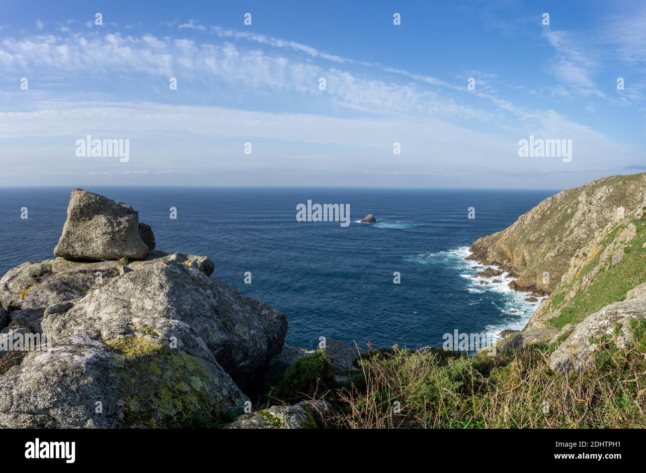 Vista sul mare selvaggio e rochy sulla costa occidentale Della Spagna Foto Stock