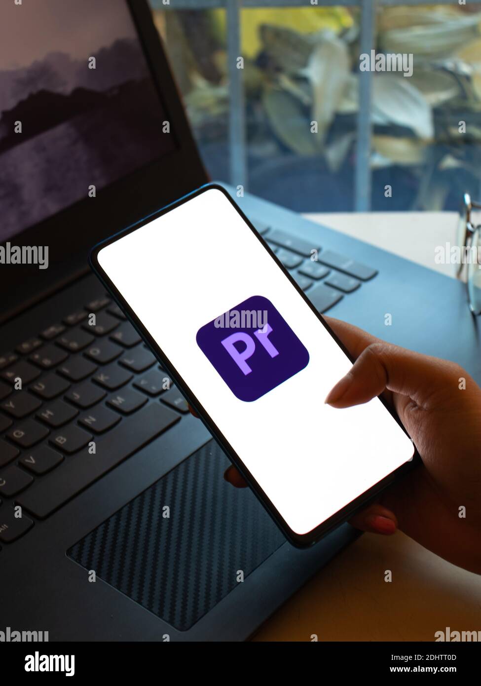 Assam, india - 20 dicembre 2020 : il logo di Adobe Premiere Pro sull'immagine di scorta dello schermo del telefono. Foto Stock