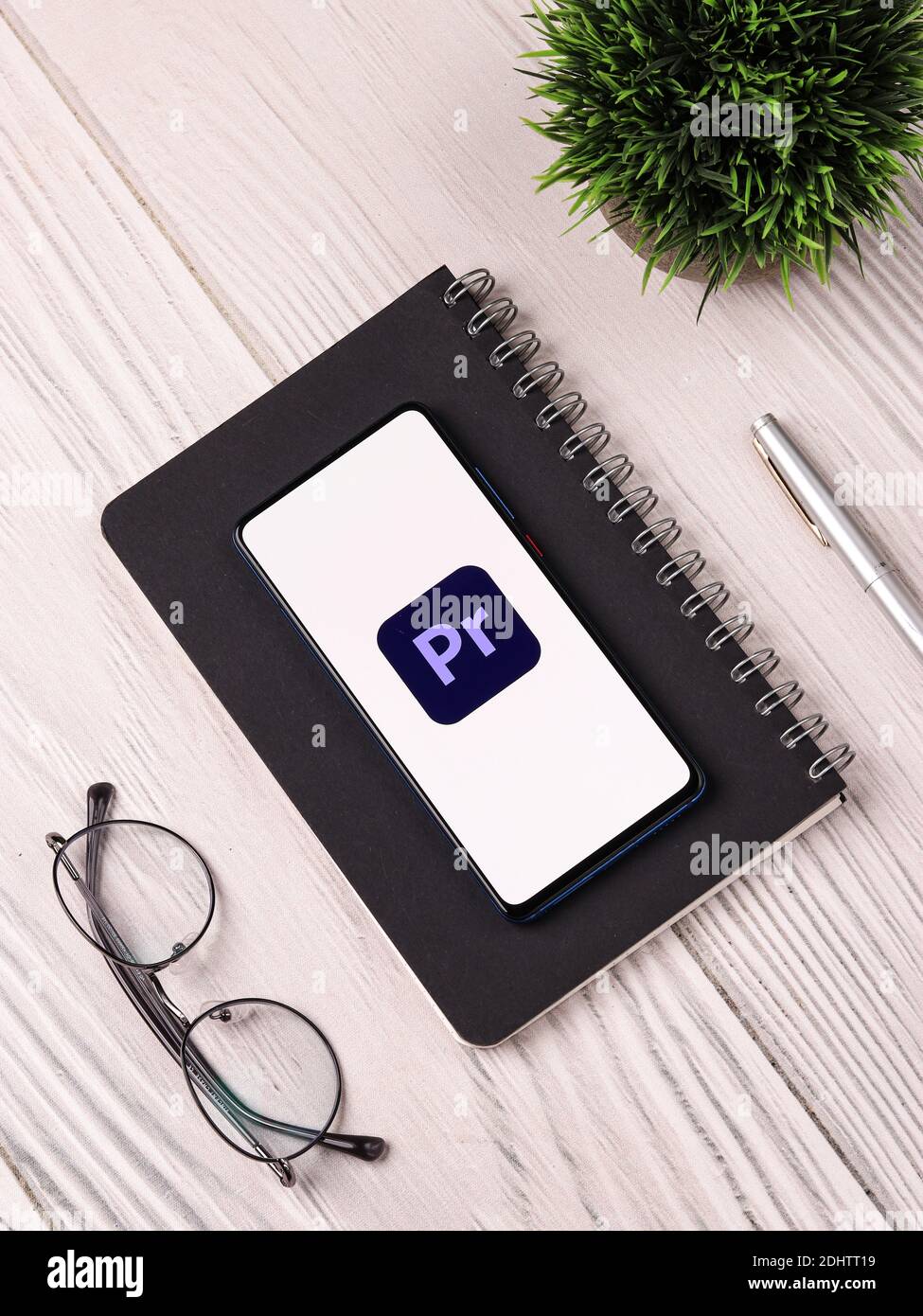 Assam, india - 20 dicembre 2020 : il logo di Adobe Premiere Pro sull'immagine di scorta dello schermo del telefono. Foto Stock