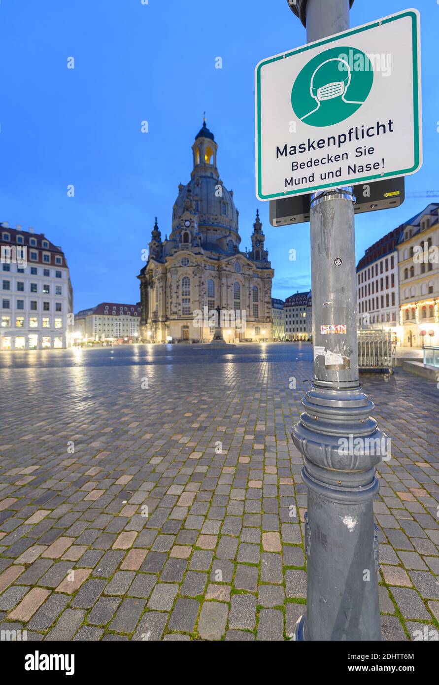 Dresda, Germania. 12 dicembre 2020. Un cartello che indica che le maschere sono obbligatorie è appeso su un lampione sul Neumarkt di fronte alla Frauenkirche. La Sassonia vuole limitare ulteriormente la vita pubblica in considerazione dei drastici casi di infezione da corona nello Stato libero. Credit: Robert Michael/dpa-Zentralbild/dpa/Alamy Live News Foto Stock