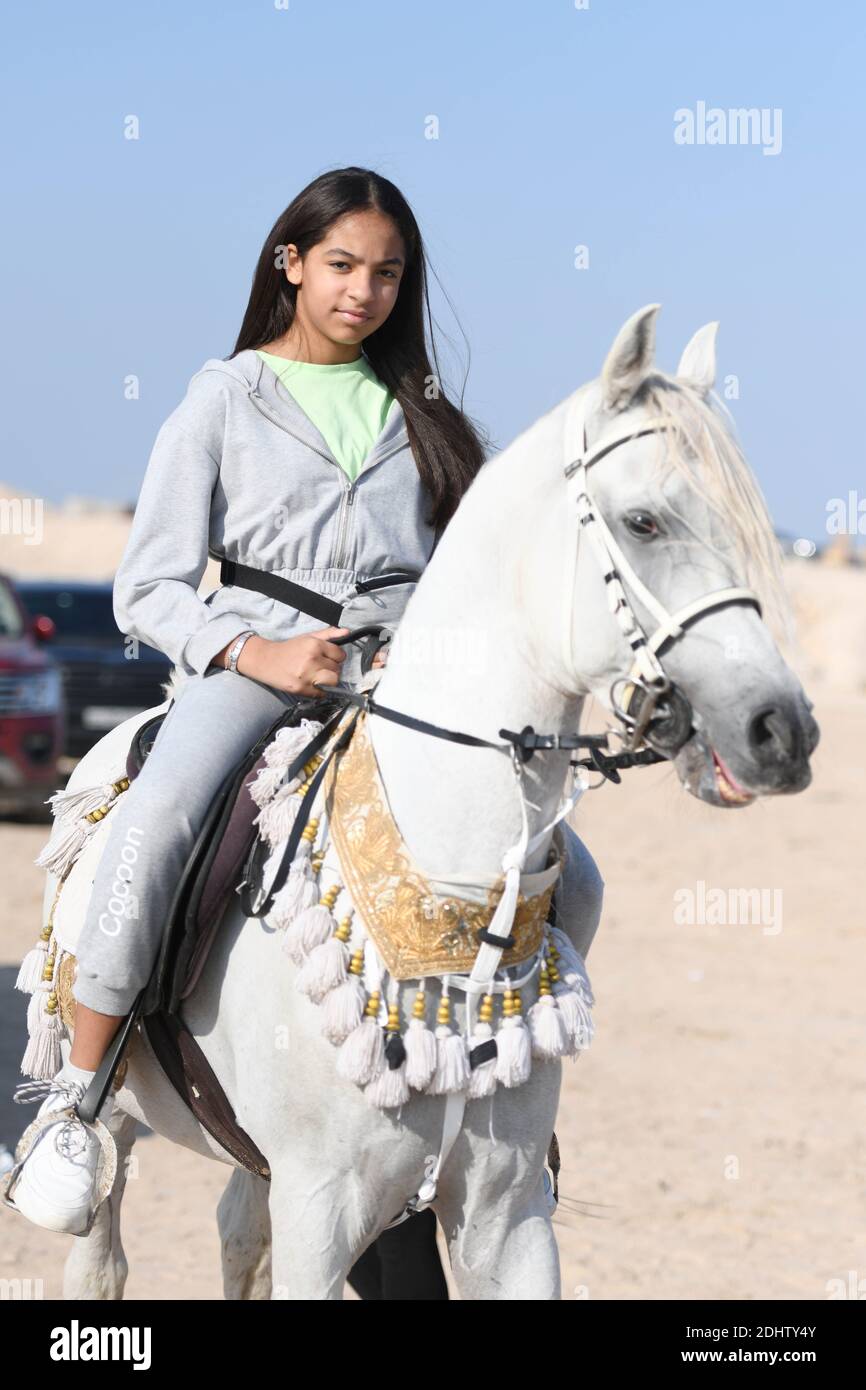 Governatorato di Jahra, Kuwait. 11 Dicembre 2020. Un bambino corre un cavallo durante uno spettacolo di equitazione a Jahra Governorate, Kuwait, 11 dicembre 2020. I proprietari di cavalli arabi Kuwaitiani hanno tenuto uno spettacolo di equitazione il venerdì nel deserto del Governatorato di Jahra del Kuwait per introdurre la tradizione araba di equitazione. Credit: Ghazy Qaffaf/Xinhua/Alamy Live News Foto Stock