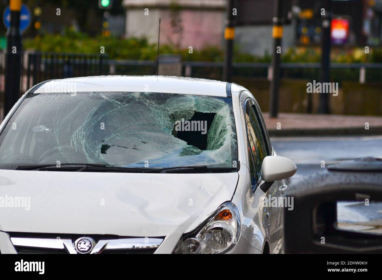 Vauxhall Astra con parabrezza schiacciato dopo un incidente di colpo e corsa a Birmingham, West Midlands, Regno Unito Foto Stock