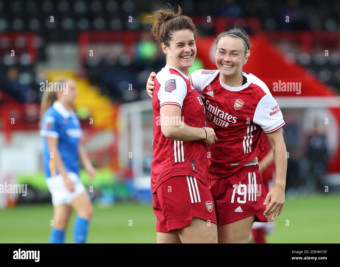 ArsenalÕs Jen Beattie (L) celebra il punteggio con Caitlin Foord contro Brighton & Hove Albion Women poco dopo che le è stato diagnosticato il cancro al seno. 11 ottobre 2020 Foto Stock
