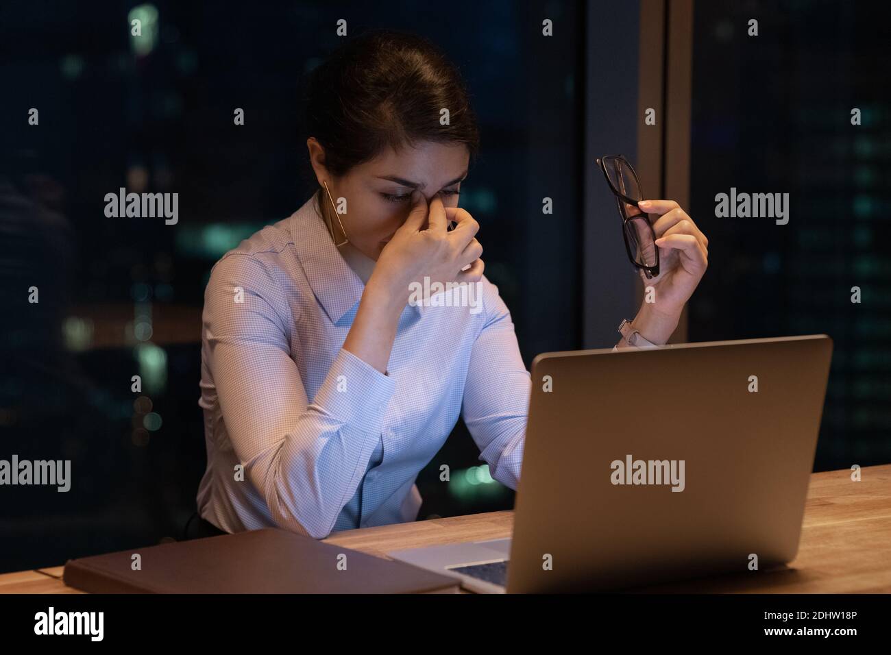 Stanca dipendente indiano sfinito sul posto di lavoro Foto Stock