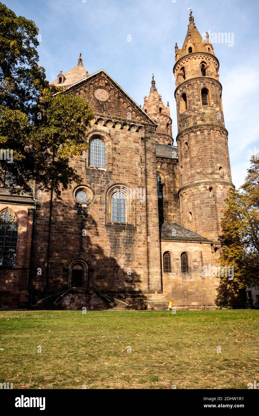Torre e muro della Cattedrale di San Pietro a Worms, in Germania, in una giornata estiva. Foto Stock