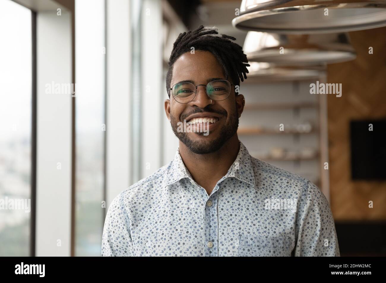 Ritratto di un uomo biraciale sorridente in posa Foto Stock