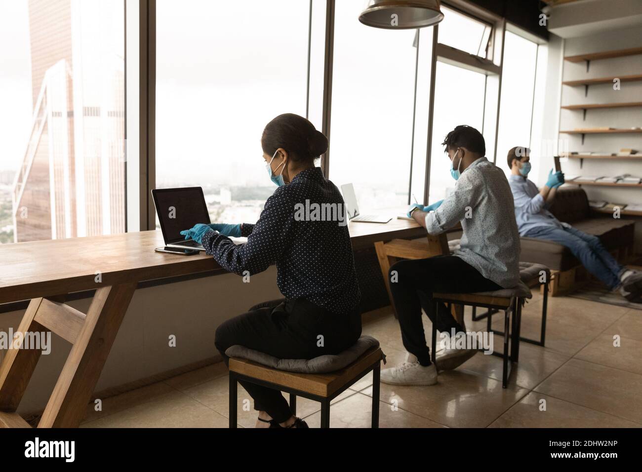 Diversi dipendenti lavorano su altos durante le pandemie di coronavirus Foto Stock