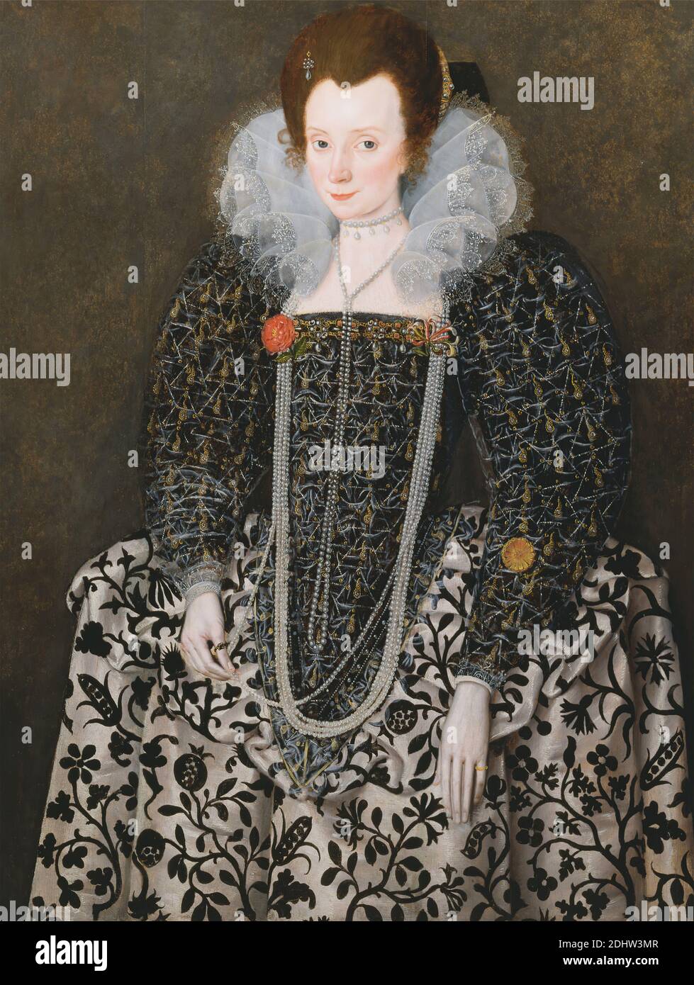 Ritratto di una donna, tradizionalmente identificata come Mary Clopton (nata Waldegrave), di Kentwell Hall, Suffolk, Robert Peake il Vecchio, ca. 1551–1619, inglese, precedentemente attribuito a Marcus Gheeraerts il giovane, 1561–1635, fiammingo, attivo in Gran Bretagna (dal 1568), ca. 1600, olio su pannello, supporto (PTG): 44 3/4 x 34 3/4 pollici (113.7 x 88.3 cm), mais, costume, elisabettiano, perle, melograno, ritratto, rose (pianta), Tudor, donna Foto Stock